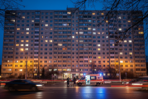 Как звёзды справлялись с зависимостью: экстренный нарколог у порога и уроки для каждого из нас